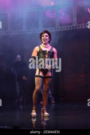 David Bedella al Rocky Horror Show che si esibisce sul palco Durante una chiamata stampa al Playhouse Theatre di Londra West End Foto Stock