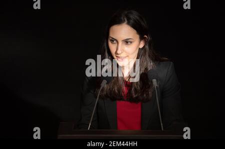 Amburgo, Germania. 24 Feb 2021. Sina Aylin Demirhan (Bündnis 90/Die Grünen) parla durante una sessione del Parlamento di Amburgo nel Municipio. Credit: Daniel Reinhardt/dpa/Alamy Live News Foto Stock