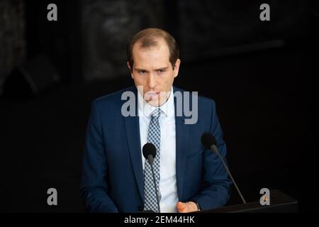 Amburgo, Germania. 24 Feb 2021. Dennis Thering (CDU), presidente del gruppo parlamentare CDU al Parlamento di Amburgo, interviene durante una sessione del Parlamento di Amburgo nel Municipio. Credit: Daniel Reinhardt/dpa/Alamy Live News Foto Stock