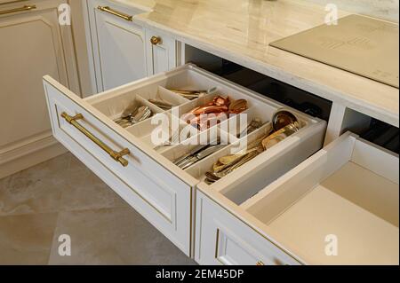 Cassetto estratto in cabinet di lusso beige e oro mobili da cucina classici Foto Stock