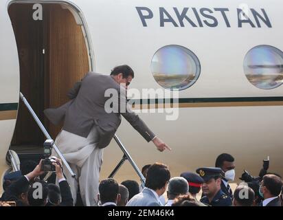 Colombo, Sri Lanka. 24 Feb 2021. Il primo ministro pakistano Imran Khan bordo velivoli all'aeroporto internazionale di Bandaranaike a Katunayake il 24 febbraio 2021 accreditamento: Pradeep Dambarage/ZUMA Wire/Alamy Live News Foto Stock