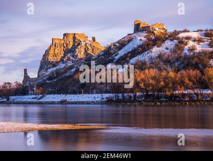 Rovine del castello di Devin innevate sopra il Danubio a Bratislava, Slovacchia all'alba Foto Stock