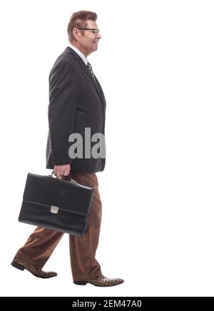 vista laterale. uomo d'affari riuscito con una valigetta di pelle che si fa avanti Foto Stock