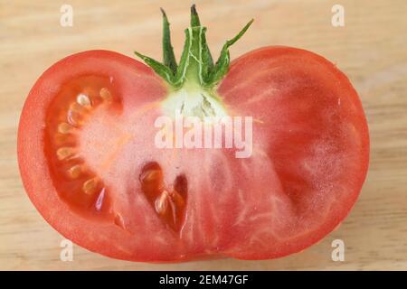 Bistecca di pomodoro tagliata a metà Solanum lycopersicum SYN. Licopersicon esculentum Foto Stock