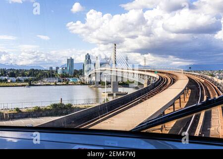 Vista dal TransLink SkyTrain sulla Canada Line che sta per attraversare il fiume Fraser vicino a Bridgeport, Vancouver, British Columbia, Canada Foto Stock