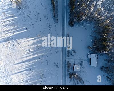 Lunghe ombre ed edifici rurali in Svezia, sparati con un drone dall'alto. Foto Stock