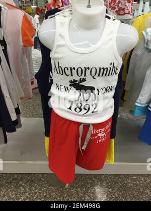 Una falsa camicia Abercrombie in un negozio a Hue, Vietnam. Da una serie di foto di viaggio scattate in Vietnam e Cambogia. Foto Stock