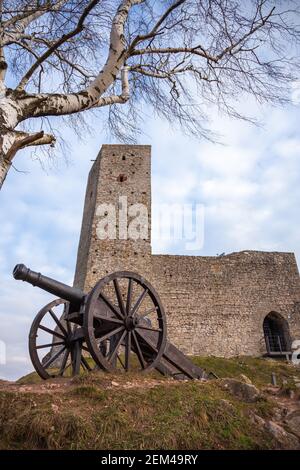 Vecchio cannone sullo sfondo di un castello medievale. Chęciny, Polonia. Viev inferiore per l'oggetto. Luce morbida e naturale Foto Stock