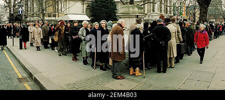 Coda pubblica per vedere la mostra di Cezanne al Tate Galleria a Londra Foto Stock