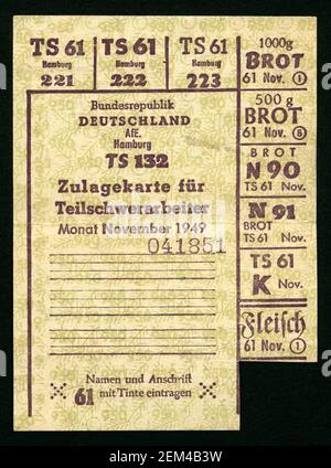 Europa, Germania, Amburgo, Zeit nach dem 2. Weltkrieg, Zulagekarte ( Rationierungskarte ) für Teilschwerarbeiter, für Brot und Fleisch, Monat novembre 1949 , Größe : 8,3 cm x 11,2 cm . / Europa, Germania, Amburgo, tempo dopo WW II, scheda di razione per i lavoratori pesanti, per pane e carne, novembre 1949, taglia : 8,3 cm x 11,2 cm . Foto Stock