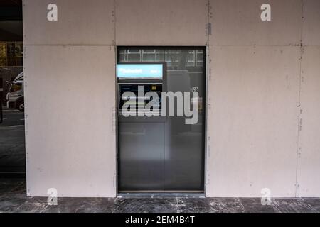 Barcellona, Spagna. 24 Feb 2021. Un ATM del Banco Sabadell nell'Eixample di Barcellona è visto schermato contro i disordini. Dopo i gravi disordini e saccheggi dovuti alle manifestazioni per la libertà di espressione e in contrasto con l'incarcerazione del rapper Pablo Hasel, gli enti bancari del centro città si sono imbarcati sulle loro porte contro eventuali nuovi disordini. Credit: SOPA Images Limited/Alamy Live News Foto Stock