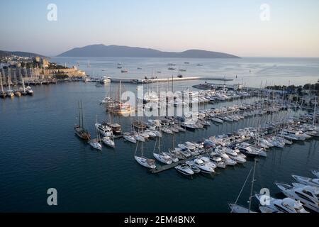 Vista sul porto di Bodrum e sul castello di San Pietro. Foto Stock