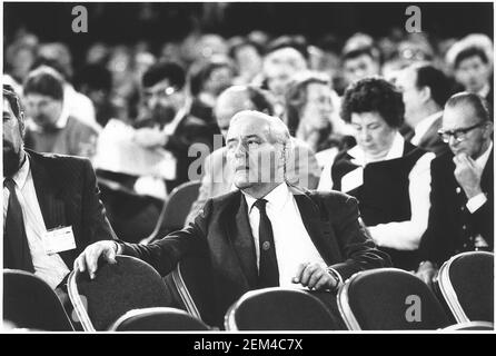 Tony Benn MP al Labor Party Conference Blackpool tra il pubblico Foto Stock
