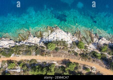 Foto aerea di drone della costa adriatica dell'isola di Vis in Ora estiva della Croazia Foto Stock