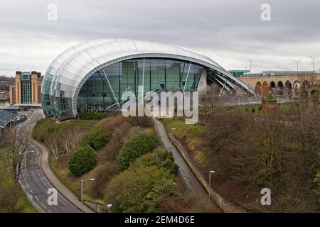 L'ultramoderno Sage Center si affaccia sul Tyne sul lato Gateshead del fiume a Tyne and Wear, Inghilterra nord-orientale. Foto Stock