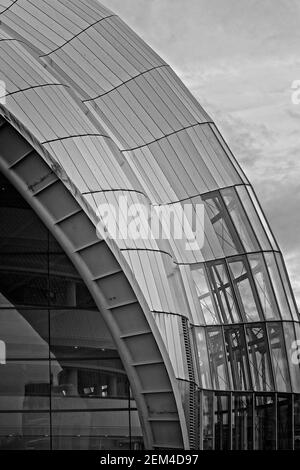 L'ultramoderno Sage Center si affaccia sul Tyne sul lato Gateshead del fiume a Tyne and Wear, Inghilterra nord-orientale. Foto Stock