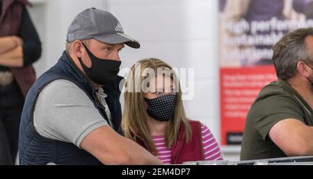 Allevatori che frequentano la vendita di bestiame durante il Covid-19 Pandemic, indossare maschera di protezione per aiutare a prevenire la diffusione del virus. REGNO UNITO Foto Stock