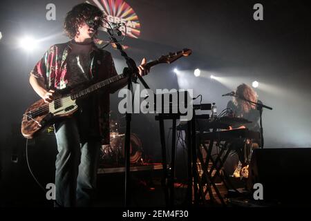 Mystery Jets che si esibisce dal vivo sul palco del Corn Exchange il giorno 3 del Great Escape Festival di Brighton, Inghilterra Foto Stock