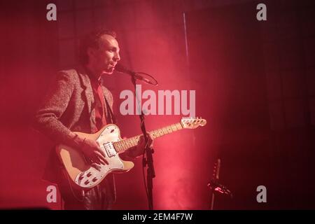 William Rees of Mystery Jets si esibisce dal vivo sul palco del Corn Exchange il giorno 3 del Great Escape Festival di Brighton, Inghilterra Foto Stock