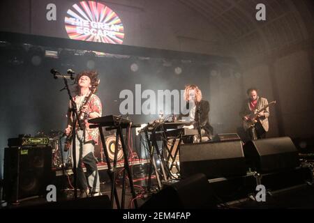 Mystery Jets che si esibisce dal vivo sul palco del Corn Exchange il giorno 3 del Great Escape Festival di Brighton, Inghilterra Foto Stock