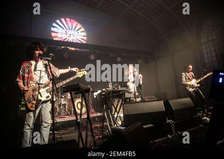 Mystery Jets che si esibisce dal vivo sul palco del Corn Exchange il giorno 3 del Great Escape Festival di Brighton, Inghilterra Foto Stock