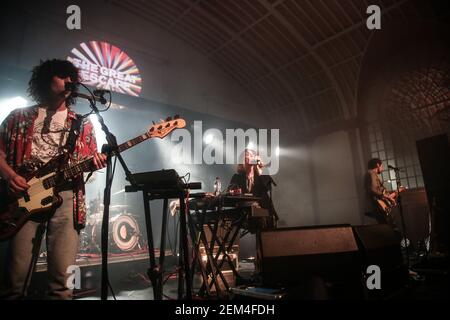 Mystery Jets che si esibisce dal vivo sul palco del Corn Exchange il giorno 3 del Great Escape Festival di Brighton, Inghilterra Foto Stock