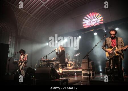 Mystery Jets che si esibisce dal vivo sul palco del Corn Exchange il giorno 3 del Great Escape Festival di Brighton, Inghilterra Foto Stock