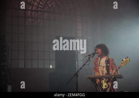 Henry Harrison of Mystery Jets si esibisce dal vivo sul palco del Corn Exchange il giorno 3 del Great Escape Festival di Brighton, Inghilterra Foto Stock