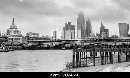 Un pazzoso skyline di Londra con gli edifici più alti tra le nuvole, Londra, Regno Unito Foto Stock