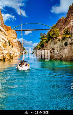 Canale di Corinto , canale artificiale, importante via navigabile e via d'acqua marea attraverso l'Istmo di Corinto Mar Egeo Grecia Foto Stock