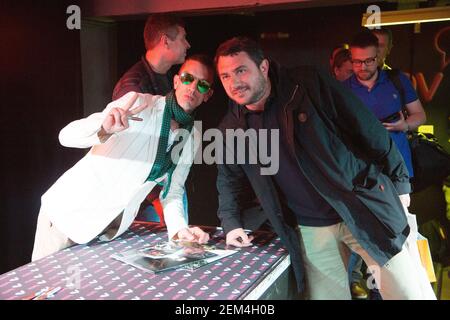 Richard Ashcroft firma copie del suo nuovo album dopo lo spettacolo Un assolo acustico ambientato sul palcoscenico HMV di Oxford Street a Londra Foto Stock