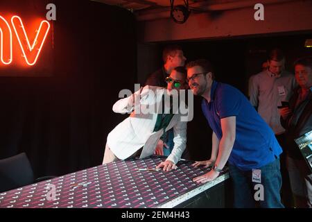 Richard Ashcroft firma copie del suo nuovo album dopo lo spettacolo Un assolo acustico ambientato sul palcoscenico HMV di Oxford Street a Londra Foto Stock