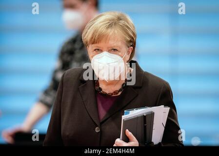 24 febbraio 2021, Berlino: Il Cancelliere Angela Merkel partecipa alla riunione del Gabinetto federale presso la Cancelleria federale indossando una maschera FFP2. Nel corso della 131a riunione, il Gabinetto federale discute, tra l'altro, la continuazione della partecipazione delle forze armate tedesche alla missione di sostegno alla risoluzione guidata dalla NATO per formare, consigliare e sostenere le forze nazionali afghane di difesa e sicurezza in Afghanistan. Foto: Kay Nietfeld/dpa Pool/dpa Foto Stock