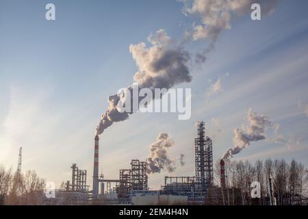 Fabbrica industriale petrolchimica dell'industria pesante, produzione di raffinerie elettriche con inquinamento da fumo. Il fumo denso proviene dal camino della fabbrica Foto Stock