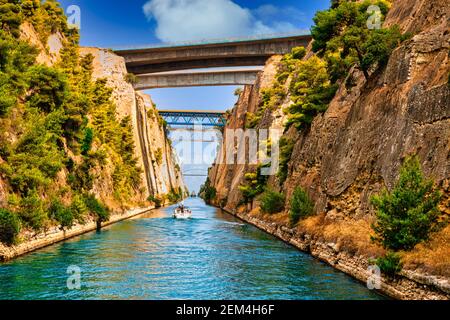 Canale di Corinto , canale artificiale, importante via navigabile e via d'acqua marea attraverso l'Istmo di Corinto Mar Egeo Grecia Foto Stock