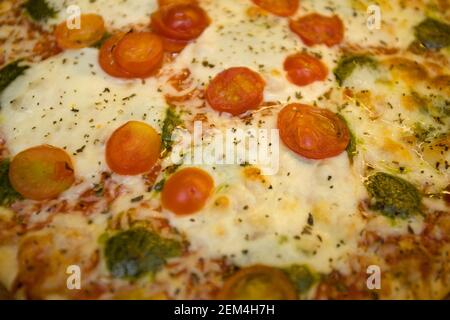 Pizza margherita cotta da vicino Foto Stock