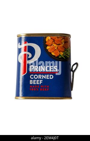 Lattina di manzo corned di manzo di Princes Corned fatta con 100% manzo isolato su fondo bianco - manzo in scatola Foto Stock