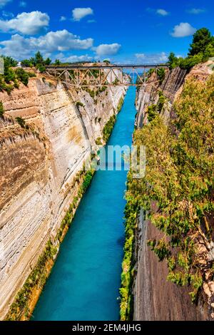 Canale di Corinto , canale artificiale, importante via navigabile e via d'acqua marea attraverso l'Istmo di Corinto Mar Egeo Grecia Foto Stock