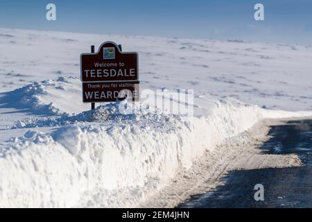 Cartello stradale su Stanhope comune come si lascia Weardale e iniziare a scendere in Teesdale, con pesanti nevicate, Regno Unito. Foto Stock