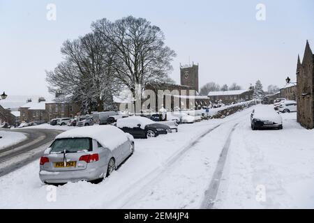 Weather, Askrigg, North Yorkshire, UK, 2 Feb 2021. Chiesa di San Oswaldo ad Askrigg, dove è stata girata la serie originale di James Heriot, viene trasformata in int Foto Stock