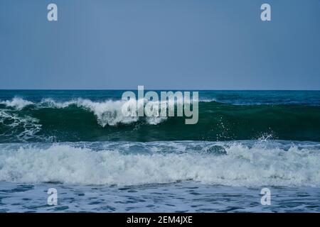 Onde che si infrangono sulla spiaggia del litorale al parco nazionale di Tayrona sulla costa atlantica della Colombia nei caraibi, America del Sud Foto Stock