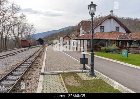Mokra Gora, Serbia - 18 marzo 2017: Piattaforma della stazione ferroviaria Sargan Eight a Mokra Gora, Serbia. Foto Stock