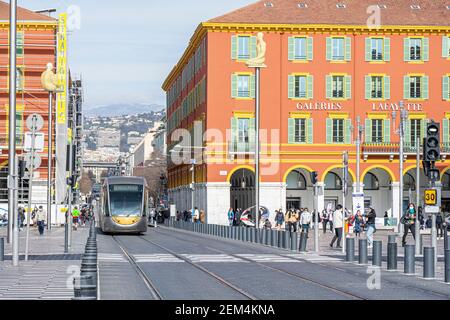 Nizza, Francia - 18.02.2021: Tram elettrici su una strada di Nizza, Francia. Place Massena centro città. . Foto di alta qualità Foto Stock