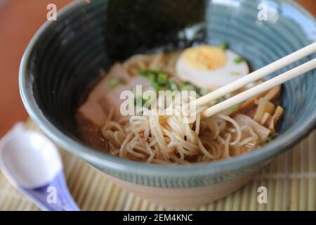 Ramen giapponese a base di noodle soup food con noodle all'uovo di maiale alghe marine Foto Stock