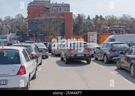 Belgrado, Serbia - 24 marzo 2017: Traffic jam al passaggio della ferrovia nei pressi della Fiera di Belgrado, Serbia. Foto Stock