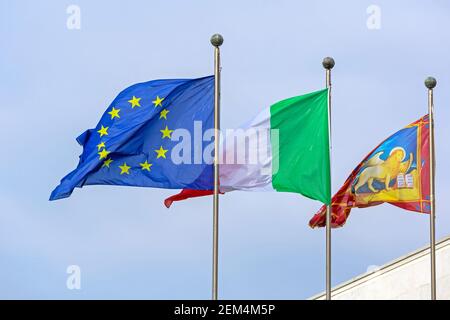 Venezia, Italia - 10 gennaio 2017: City Lion Bandiere italiane ed europee insieme a Venezia, Italia. Foto Stock