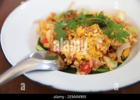 Cibo della Tailandia del Nord maiale fermentato fritto e uovo sopra tavolo di legno Foto Stock