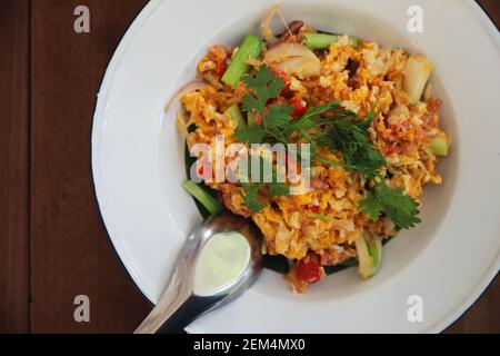 Cibo della Tailandia del Nord maiale fermentato fritto e uovo sopra tavolo di legno Foto Stock