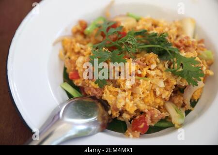 Cibo della Tailandia del Nord maiale fermentato fritto e uovo sopra tavolo di legno Foto Stock