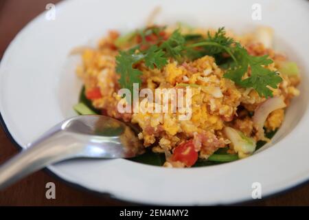 Cibo della Tailandia del Nord maiale fermentato fritto e uovo sopra tavolo di legno Foto Stock